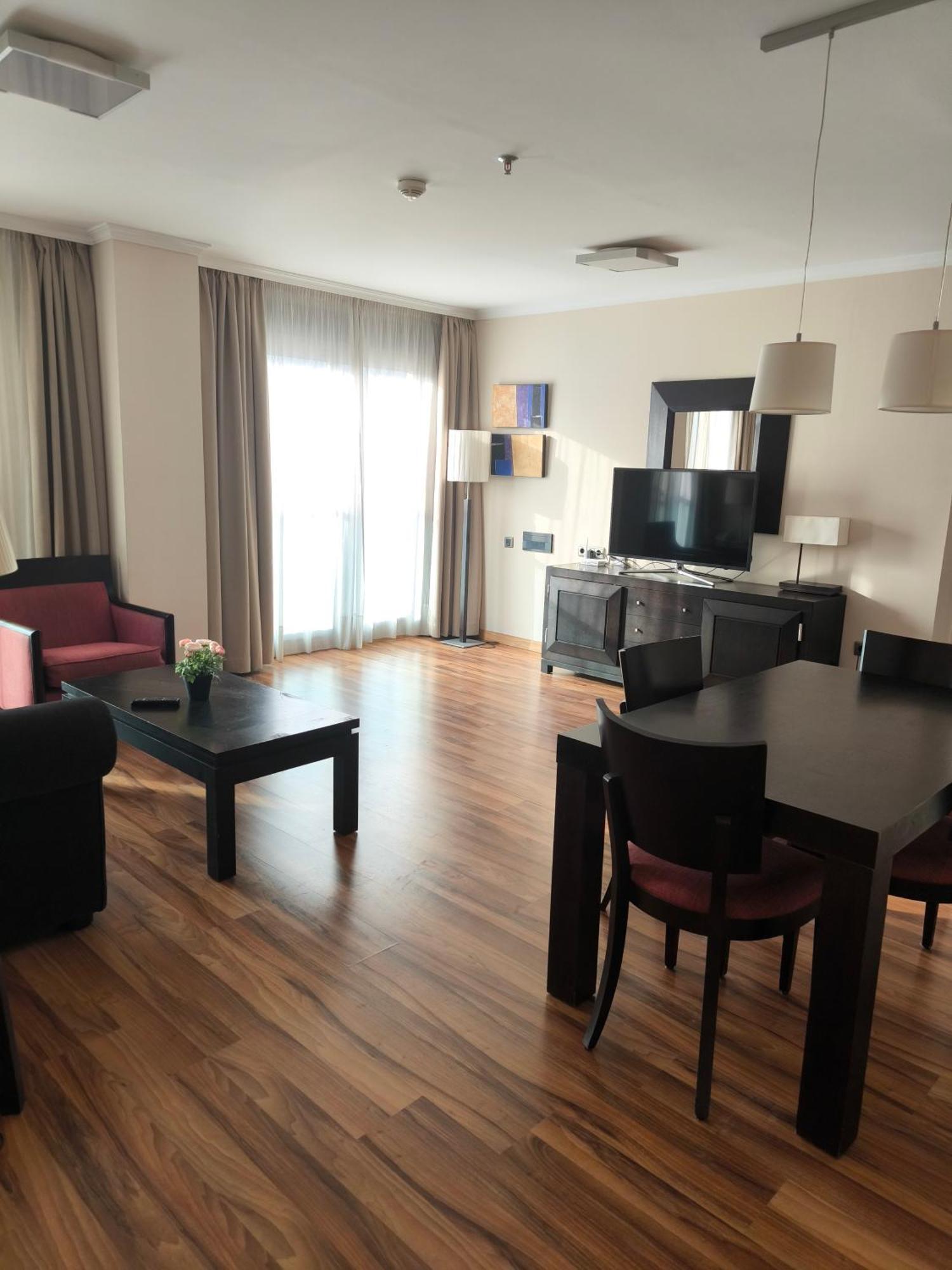 Family Spacious Apartment, Terrace, Kitchen, View, Free Parking And Wifi Lejlighed